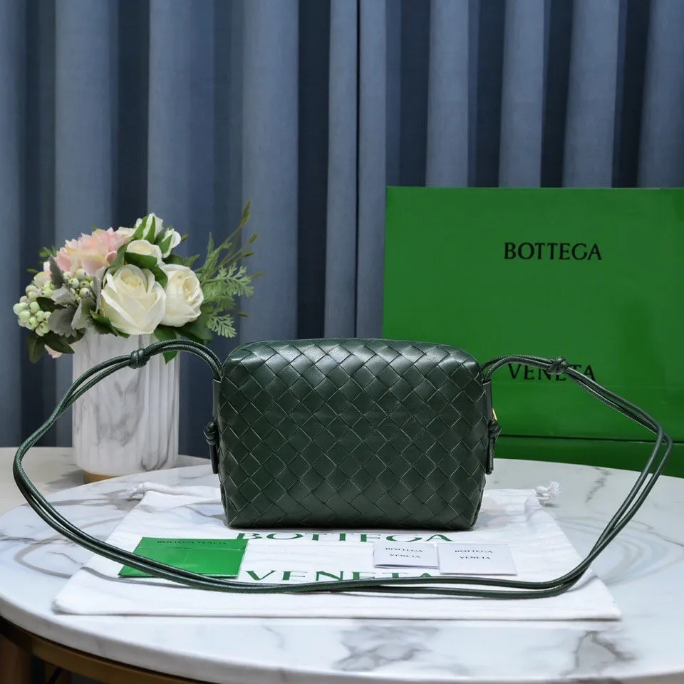 Batch 1260 B's new large Loop camera bag is here🔥Classic woven logo✅ The bag body is made of selected original sheepskin. The texture is soft and waxy. The simple square body is classic and versatile. The interior design is very practical. It has a lot of space and has an adjustable iconic leather drawstring. It can be said to be both elegant and practical. The design is very simple and elegant, with a kind of literary retro style. Size 22x15x8, model: 6684#